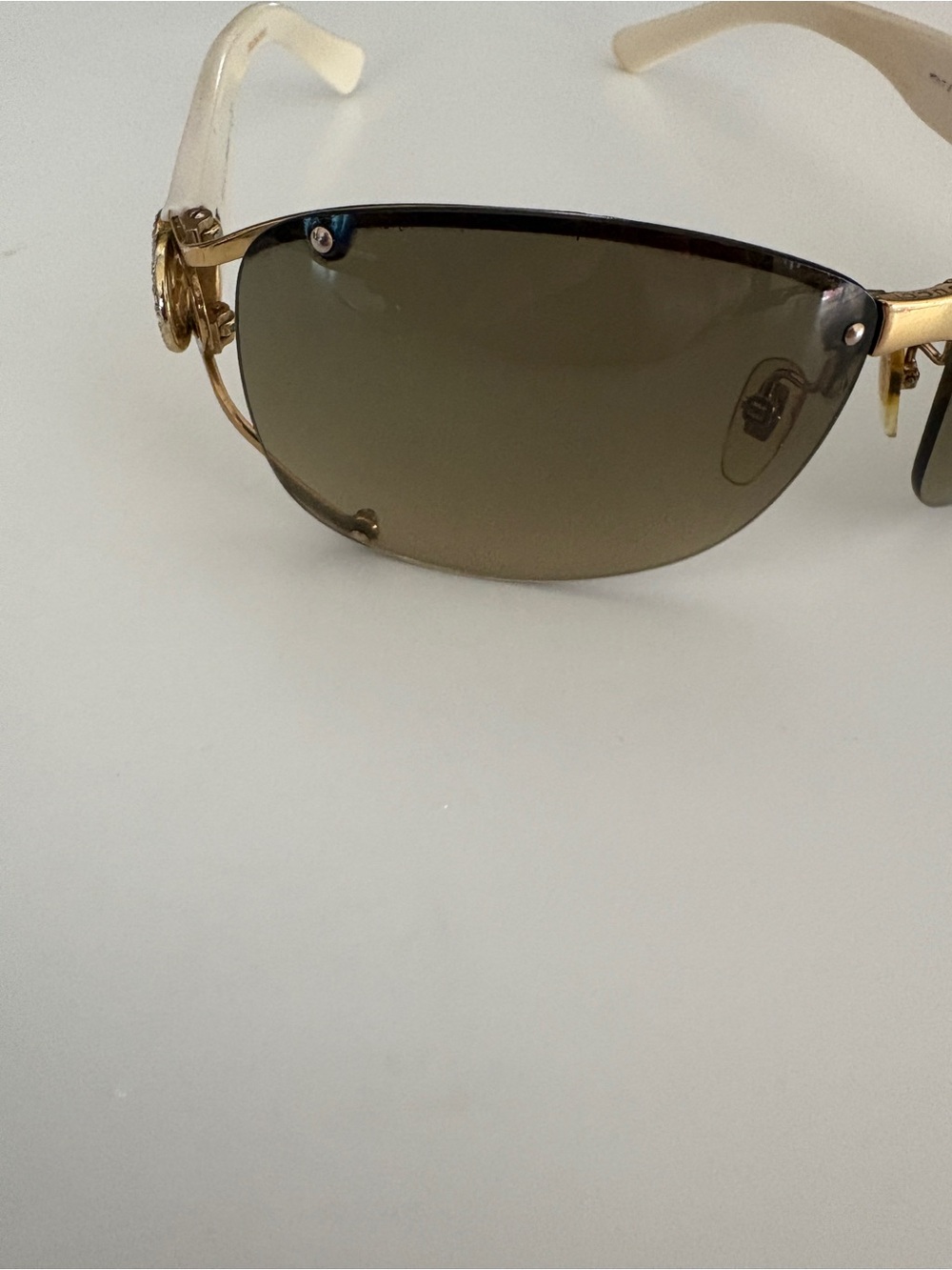 Gucci White Frame Sunglasses with Brown Gradient Lenses and Gold Emblemvintage - Picture 7 of 10